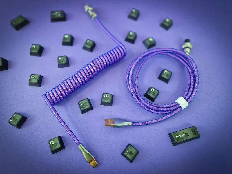 Elektrisches, lila gewendeltes Fliegerkabel