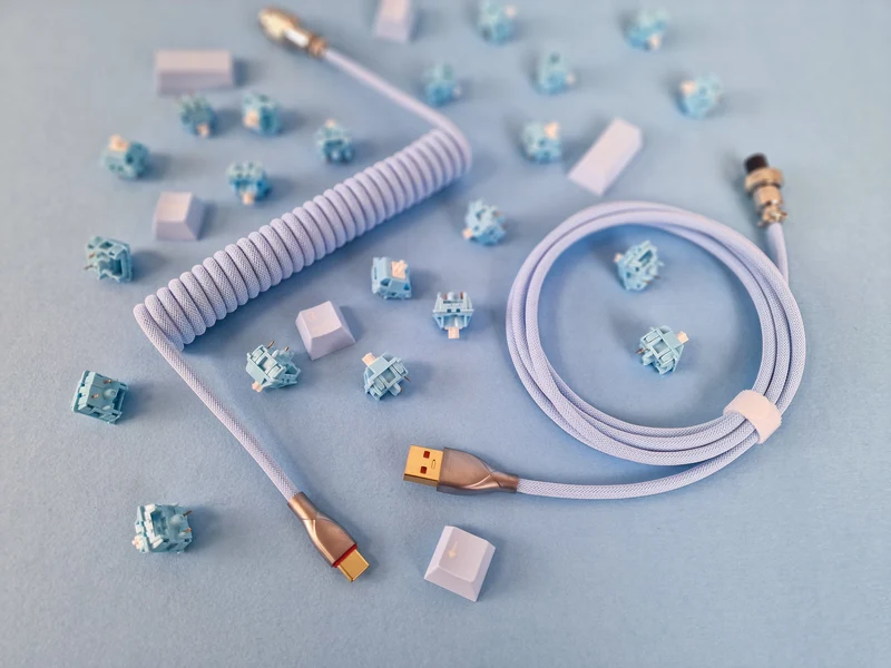 Babyblaues gewickeltes Fliegerkabel